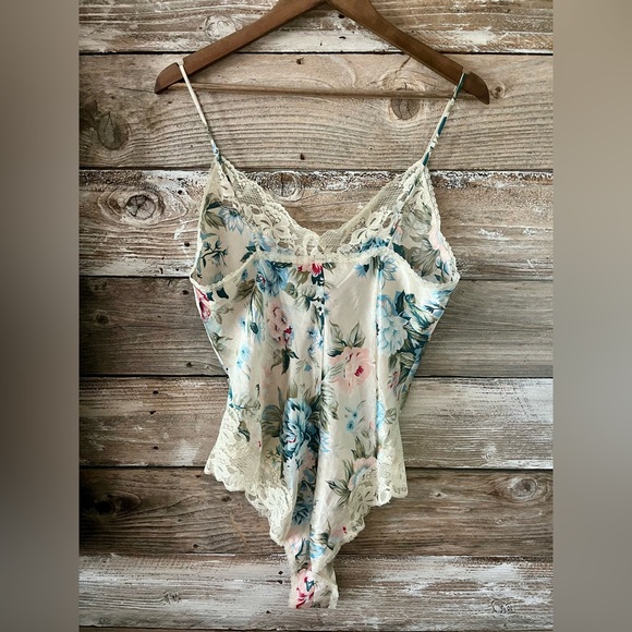 VINTAGE VICTORIA’S SECRET- Gold label satin lingerie - Picture 3 of 5